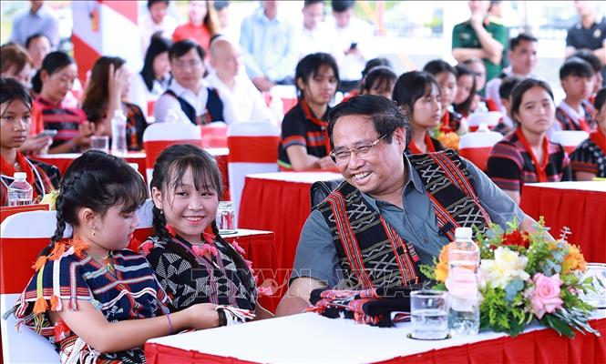 Thủ tướng Phạm Minh Chính và các học sinh dân tộc thôn Ahu, xã Tây Giang (Đà Nẵng). Ảnh: Dương Giang-TTXVN 
