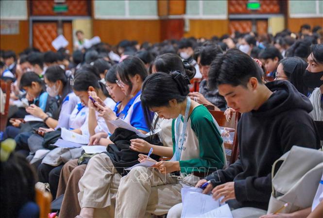 Sinh viên Đại học Cần Thơ điền vào phiếu thông tin gửi nhà tuyển dụng. Ảnh: Thanh Liêm - TTXVN