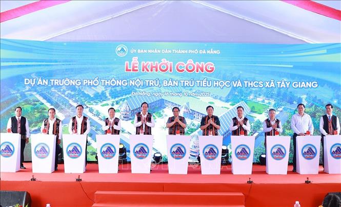 Thủ tướng Phạm Minh Chính và các đại biểu khởi công dự án Trường phổ thông nội trú, bán trú Tiểu học và Trung học cơ sở xã Tây Giang, thành phố Đà Nẵng. Ảnh: Dương Giang-TTXVN 