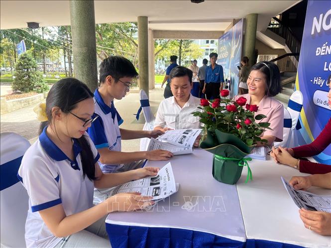 Sinh viên Đại học Cần Thơ tìm hiểu thông tin tuyển dụng của Bestway Cần Thơ tại Ngày hội việc làm. Ảnh: Thanh Liêm - TTXVN