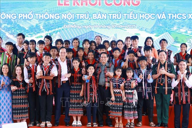 Thủ tướng Phạm Minh Chính tặng quà cho học sinh xã Tây Giang, thành phố Đà Nẵng. Ảnh: Dương Giang-TTXVN 
