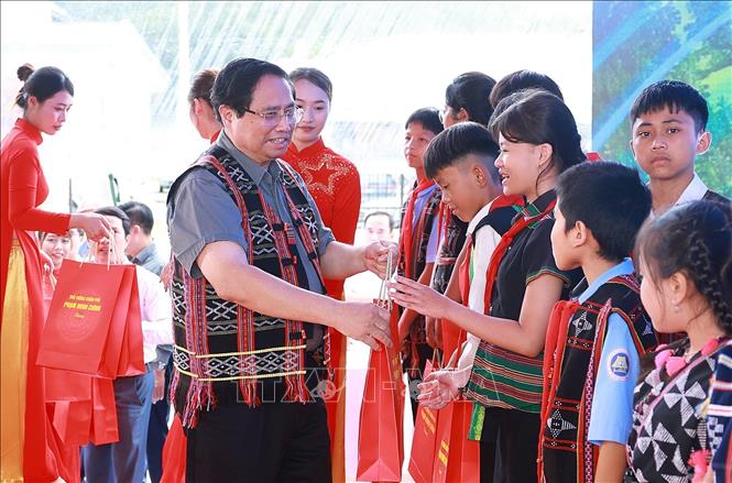Thủ tướng Phạm Minh Chính tặng quà cho học sinh xã Tây Giang, thành phố Đà Nẵng. Ảnh: Dương Giang-TTXVN 

