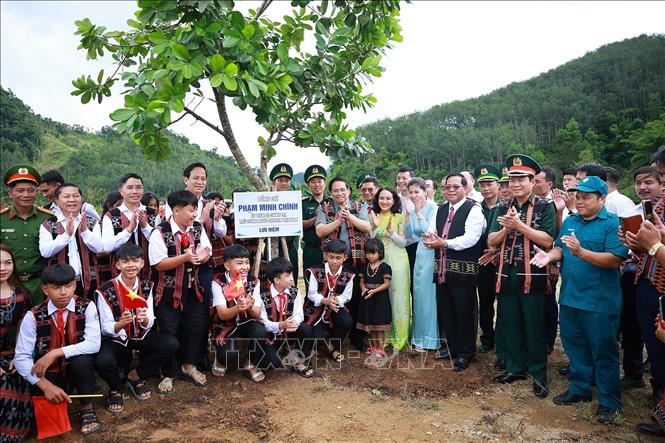 Thủ tướng Phạm Minh Chính trồng cây lưu niệm tại Trường phổ thông nội trú, bán trú Tiểu học và Trung học cơ sở xã Tây Giang, thành phố Đà Nẵng. Ảnh: Dương Giang-TTXVN 