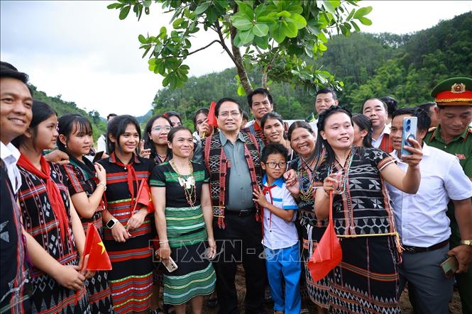 Thủ tướng Phạm Minh Chính và các học sinh và đồng bào dân tộc thôn Ahu, xã Tây Giang (Đà Nẵng). Ảnh: Dương Giang-TTXVN 
