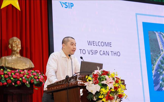 Ông Leaw Wee Ming, Tổng Giám đốc Công ty cổ phần VSIP Cần Thơ, thông tin về Khu công nghiệp VSIP Cần Thơ tại Ngày hội việc làm. Ảnh: Thanh Liêm - TTXVN