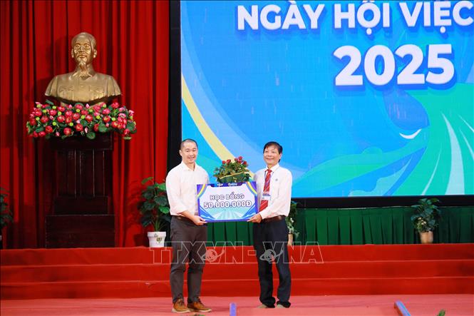 Đại diện VSIP Cần Thơ trao bảng tượng trưng 10 suất học bổng trị giá 50 triệu đồng cho Đại học Cần Thơ. Ảnh: Thanh Liêm - TTXVN