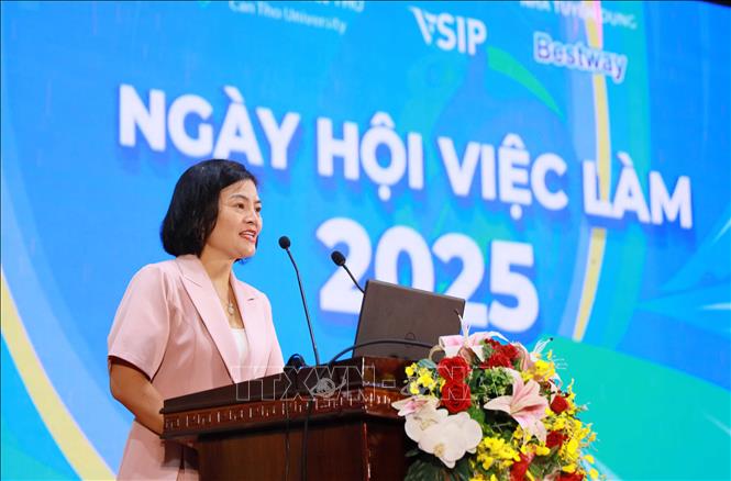 Bà Nguyễn Thị Lãng, Giám đốc Tài chính của Tập đoàn Bestway tại Việt Nam thông tin kế hoạch tuyển dụng 6.700 lao động cho nhà máy Bestway Cần Thơ tại Ngày hội việc làm. Ảnh: Thanh Liêm - TTXVN