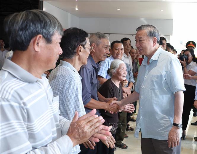 Tổng Bí thư Tô Lâm thăm hỏi, động viên nhân dân tỉnh Thái Nguyên. Ảnh: Thống Nhất-TTXVN