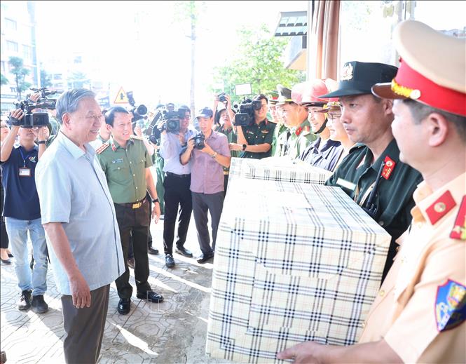 Tổng Bí thư Tô Lâm thăm hỏi, tặng quà các lực lượng tham gia phòng, chống bão lũ và giúp đỡ nhân dân khắc phục hậu quả trên địa bàn tỉnh. Ảnh: Thống Nhất-TTXVN