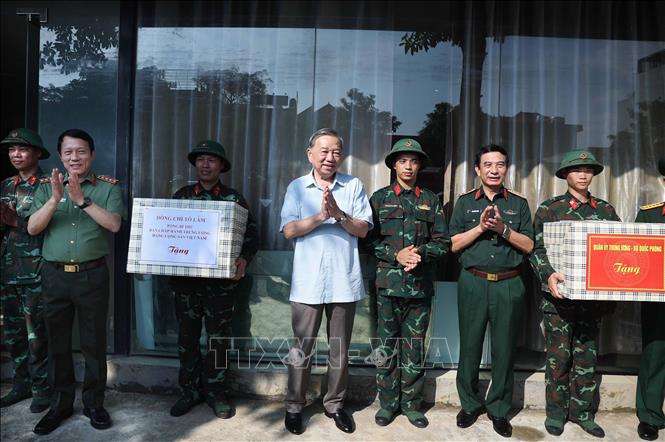 Tổng Bí thư Tô Lâm thăm hỏi, tặng quà các lực lượng tham gia phòng, chống bão lũ và giúp đỡ nhân dân khắc phục hậu quả trên địa bàn tỉnh. Ảnh: Thống Nhất-TTXVN