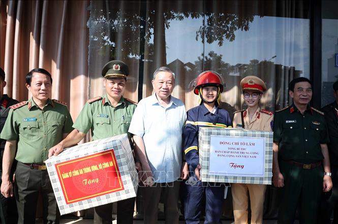 Tổng Bí thư Tô Lâm thăm hỏi, tặng quà các lực lượng tham gia phòng, chống bão lũ và giúp đỡ nhân dân khắc phục hậu quả trên địa bàn tỉnh. Ảnh: Thống Nhất-TTXVN