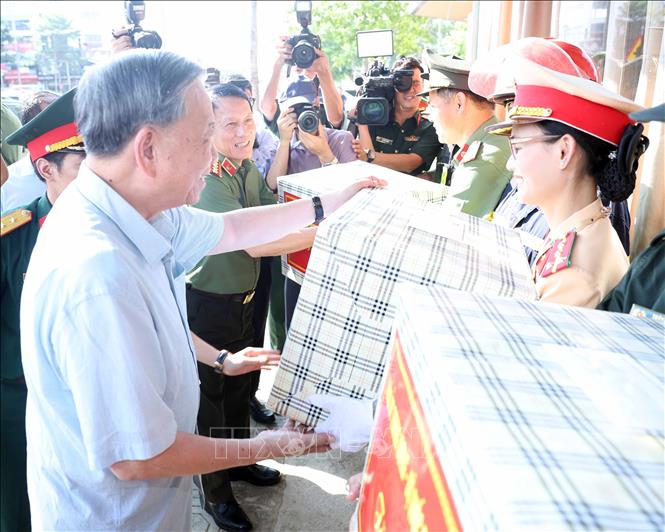 Tổng Bí thư Tô Lâm thăm hỏi, tặng quà các lực lượng tham gia phòng, chống bão lũ và giúp đỡ nhân dân khắc phục hậu quả trên địa bàn tỉnh. Ảnh: Thống Nhất-TTXVN