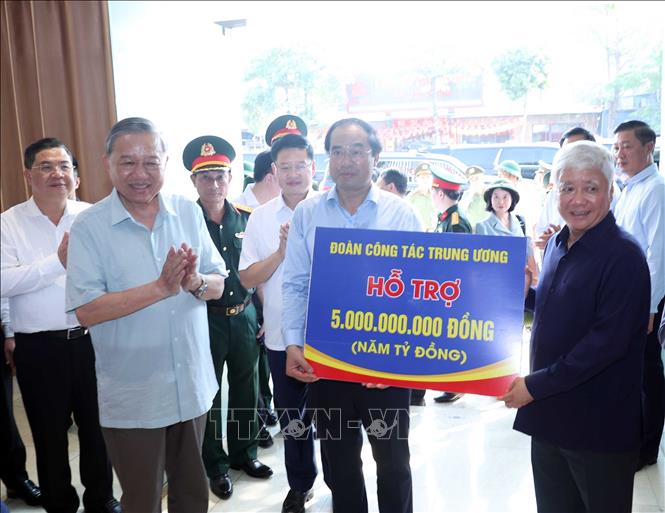 Đoàn công tác Trung ương hỗ trợ nhân dân tỉnh Thái Nguyên khắc phục hậu quả lũ lụt. Ảnh: Thống Nhất-TTXVN
