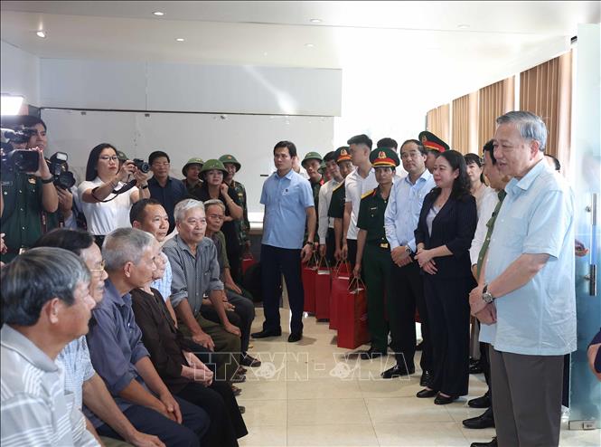 Tổng Bí thư Tô Lâm thăm hỏi, đọng viên và tặng quà nhân dân tỉnh Thái Nguyên. Ảnh: Thống Nhất-TTXVN
