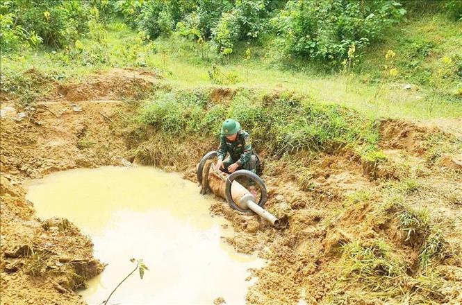 Quả bom được lực lượng chức năng tiêu hủy tại khu vực xóm 1 Nam Sơn xã Đô Lương bảo đảm an toàn tuyệt đối về người và tài sản. Ảnh: TTXVN phát 