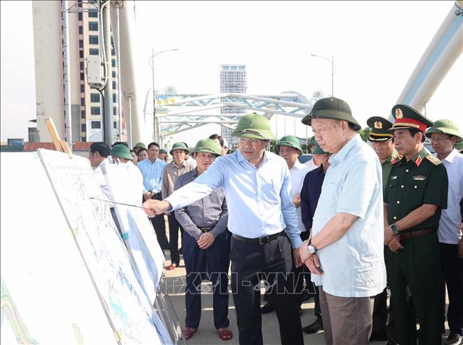 Tổng Bí thư Tô Lâm nghe lãnh đạo tỉnh Thái Nguyên báo cáo về công tác khắc phục hậu quả bão lụt tại cầu Bến Tượng. Ảnh: Thống Nhất-TTXVN