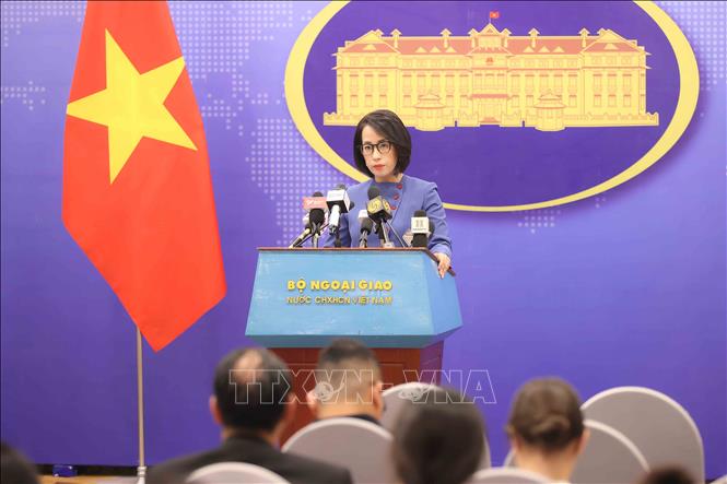 Người phát ngôn Bộ Ngoại giao Phạm Thu Hằng chủ trì họp báo. Ảnh: An Đăng - TTXVN