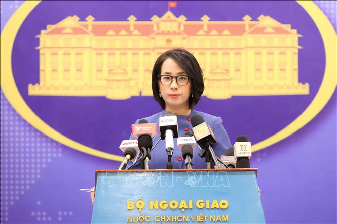Người phát ngôn Bộ Ngoại giao Phạm Thu Hằng trả lời câu hỏi của các cơ quan thông tấn báo chí. Ảnh: An Đăng - TTXVN