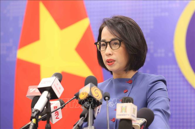 Người phát ngôn Bộ Ngoại giao Phạm Thu Hằng chủ trì họp báo thường kỳ tháng 10/2025. Ảnh: An Đăng - TTXVN