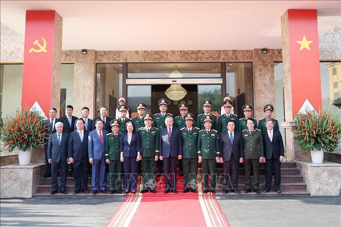 Tổng Bí thư Tô Lâm cùng các đại biểu dự Lễ kỷ niệm 80 năm Ngày truyền thống Lực lượng vũ trang Quân khu 1. Ảnh: Thống Nhất-TTXVN