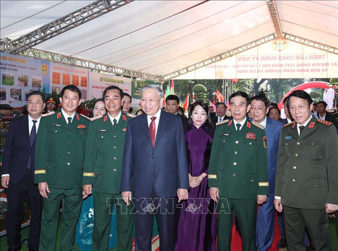 Tổng Bí thư Tô Lâm cùng các đại biểu tham quan triển lãm tại lễ kỷ niệm. Ảnh: Thống Nhất-TTXVN