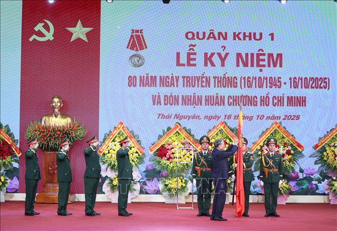 Tổng Bí thư Tô Lâm, Bí thư Quân uỷ Trung ương trao Huân chương Hồ Chí Minh tặng Quân khu 1. Ảnh: Thống Nhất-TTXVN