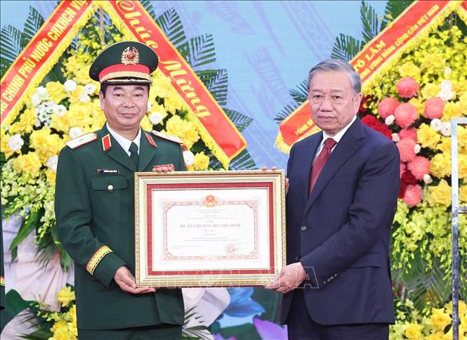 Tổng Bí thư Tô Lâm, Bí thư Quân uỷ Trung ương trao Huân chương Hồ Chí Minh tặng Quân khu 1. Ảnh: Thống Nhất-TTXVN