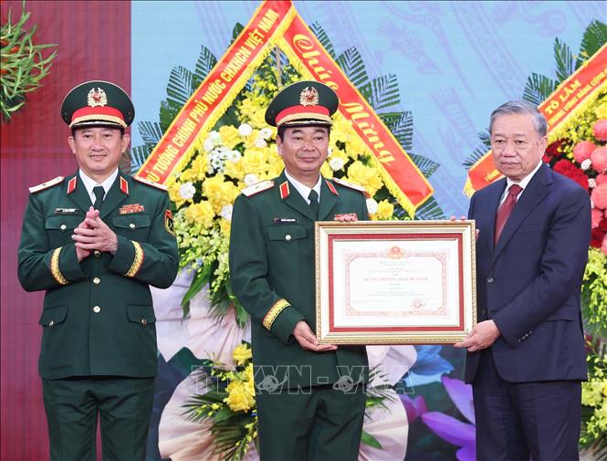 Tổng Bí thư Tô Lâm, Bí thư Quân uỷ Trung ương trao Huân chương Hồ Chí Minh tặng Quân khu 1. Ảnh: Thống Nhất-TTXVN