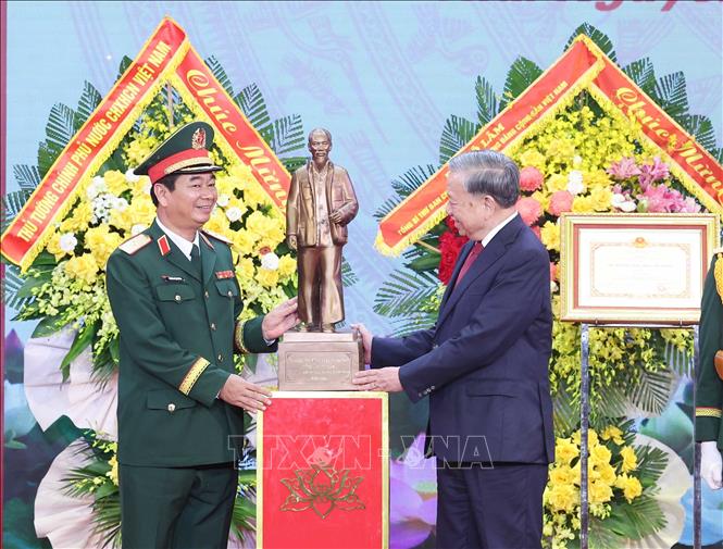 Tổng Bí thư Tô Lâm, Bí thư Quân uỷ Trung ương tặng bức tượng Chủ tịch Hồ Chí Minh cho Quân khu 1. Ảnh: Thống Nhất-TTXVN