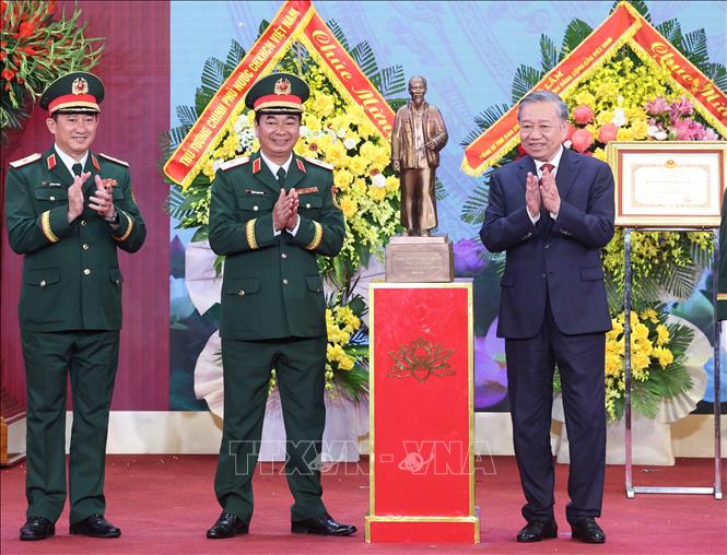 Tổng Bí thư Tô Lâm, Bí thư Quân uỷ Trung ương tặng bức tượng Chủ tịch Hồ Chí Minh cho Quân khu 1. Ảnh: Thống Nhất-TTXVN