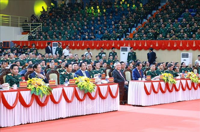Thủ tướng Phạm Minh Chính và các đại biểu dự Lễ kỷ niệm 80 năm Ngày truyền thống Lực lượng vũ trang Quân khu 5. Ảnh: Dương Giang-TTXVN
