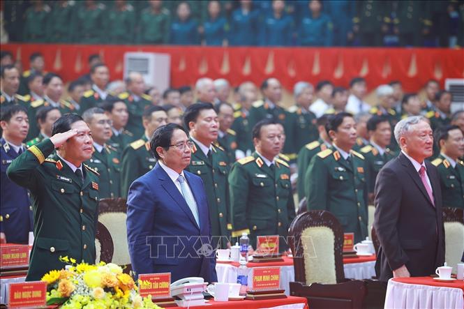 Thủ tướng Phạm Minh Chính và các đại biểu thực hiện nghi lễ chào cờ. Ảnh: Dương Giang-TTXVN
