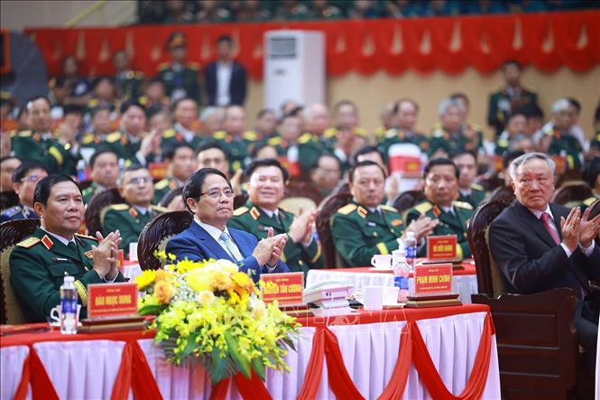 Thủ tướng Phạm Minh Chính và các đại biểu dự Lễ kỷ niệm 80 năm Ngày truyền thống lực lượng vũ trang Quân khu 5. Ảnh: Dương Giang-TTXVN
