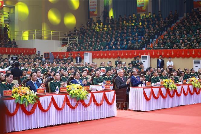 Thủ tướng Phạm Minh Chính và các đại biểu dự Lễ kỷ niệm 80 năm Ngày truyền thống lực lượng vũ trang Quân khu 5. Ảnh: Dương Giang-TTXVN
