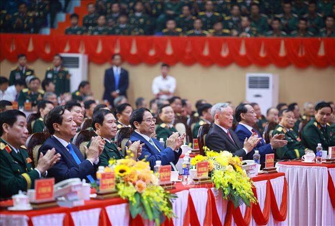 Thủ tướng Phạm Minh Chính và các đại biểu dự Lễ kỷ niệm 80 năm Ngày truyền thống lực lượng vũ trang Quân khu 5. Ảnh: Dương Giang-TTXVN
