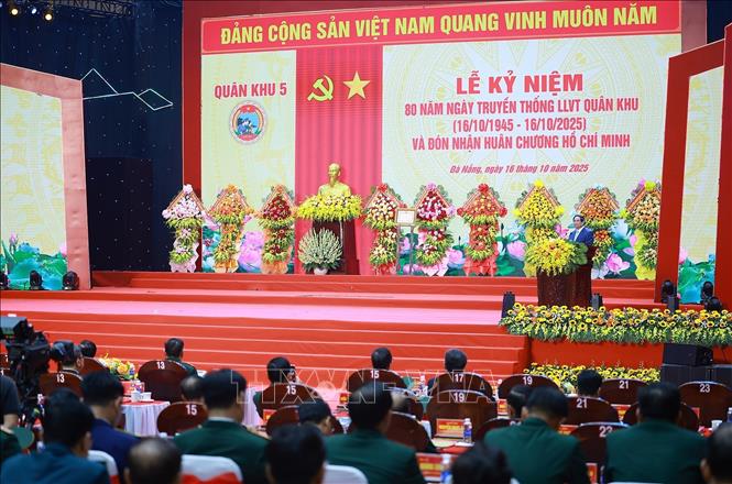 Thủ tướng Phạm Minh Chính phát biểu tại Lễ kỷ niệm 80 năm Ngày truyền thống lực lượng vũ trang Quân khu 5. Ảnh: Dương Giang-TTXVN