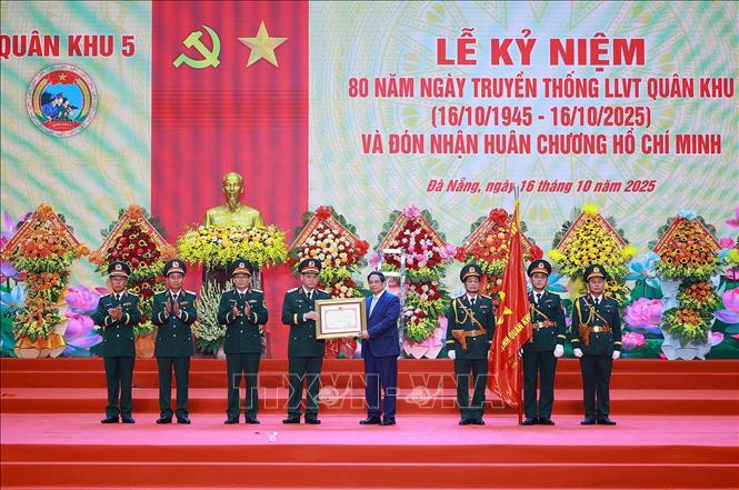 Thủ tướng Phạm Minh Chính trao Huân chương Hồ Chí Minh (lần thứ ba) cho Lực lượng vũ trang Quân khu 5. Ảnh: Dương Giang-TTXVN
