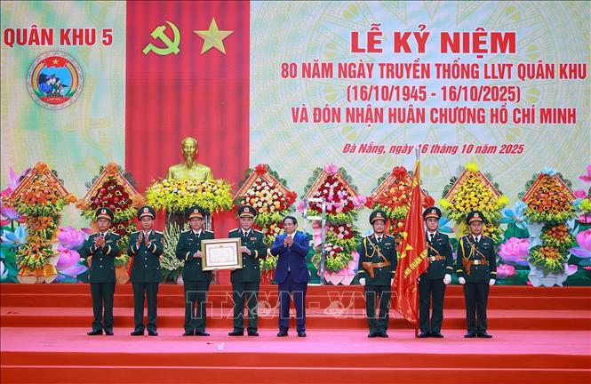 Thủ tướng Phạm Minh Chính trao Huân chương Hồ Chí Minh cho Lực lượng vũ trang Quân khu 5. Ảnh: Dương Giang-TTXVN
