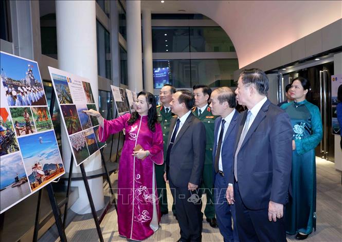Các đại biểu tham quan triển lãm ảnh. Ảnh: Phương Hoa - TTXVN