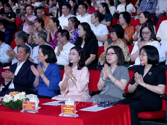 Đại biểu tham dự Lễ trao giải Cuộc thi  ảnh nghệ thuật cấp Quốc gia “Tổ quốc bên bờ sóng” lần thứ 3. Ảnh: Phương Hoa - TTXVN