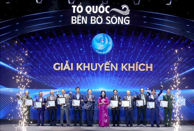 Các tác giải đoạt giải Khuyến khích Cuộc thi ảnh nghệ thuật cấp Quốc gia “Tổ quốc bên bờ sóng” lần thứ 3. Ảnh: Phương Hoa - TTXVN