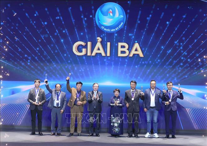 Các tác giải đoạt giải Ba Cuộc thi ảnh nghệ thuật cấp Quốc gia “Tổ quốc bên bờ sóng” lần thứ 3. Ảnh: Phương Hoa - TTXVN