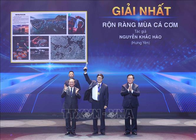 Tác giả Nguyễn Khắc Hào (Hưng Yên) nhận giải Nhất Cuộc thi ảnh nghệ thuật cấp Quốc gia “Tổ quốc bên bờ sóng” lần thứ 3. Ảnh: Phương Hoa - TTXVN