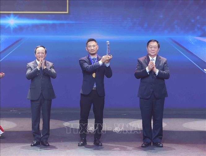 Tác giả Nguyễn Việt Hoàng Long (Quảng Ninh) nhận giải Nhất Cuộc thi ảnh nghệ thuật cấp Quốc gia “Tổ quốc bên bờ sóng” lần thứ 3. Ảnh: Phương Hoa - TTXVN