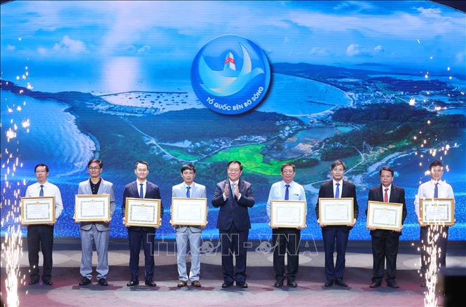 Đồng chí Nguyễn Trọng Nghĩa, Uỷ viên Bộ Chính trị, Bí thư Trung ương Đảng, Trưởng Ban Tuyên giáo và Dân vận Trung ương trao Bằng khen cho các tỉnh đạt thành tích cao trong cuộc thi. Ảnh: