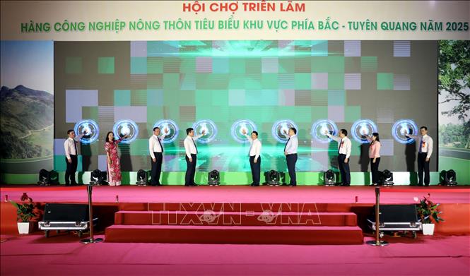 Các đại biểu thực hiện nghi thức khai mạc hội chợ. Ảnh: Quang Cường – TTXVN