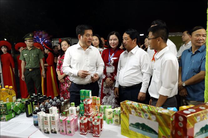 Bộ trưởng Bộ Công Thương Nguyễn Hồng Diên cùng các đại biểu tham quan các gian hàng. Ảnh: Quang Cường – TTXVN.