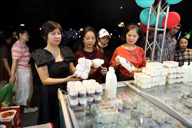 Du khách mua sắm các sản phẩm tại hội chợ. Ảnh: Quang Cường – TTXVN