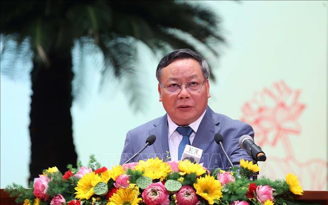 Đồng chí Nguyễn Văn Phong, Phó Bí thư Thường trực Thành ủy Hà Nội thông báo Quyết định của Trung ương phân bổ số lượng và định hướng cơ cấu Đoàn đại biểu thành phố Hà Nội dự Đại hội đại biểu toàn quốc lần thứ XIV của Đảng. Ảnh: Văn Điệp – TTXVN