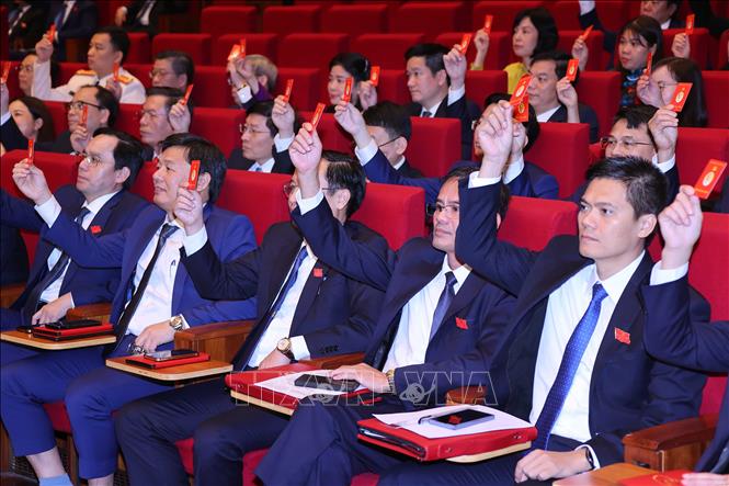 Đại biểu biểu quyết thông qua Đề án nhân sự Đoàn đại biểu Đảng bộ thành phố Hà Nội dự Đại hội XIV của Đảng. Ảnh: Văn Điệp – TTXVN